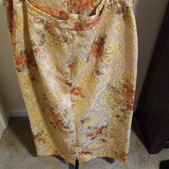 Two piece suit - Picture 6 of 8